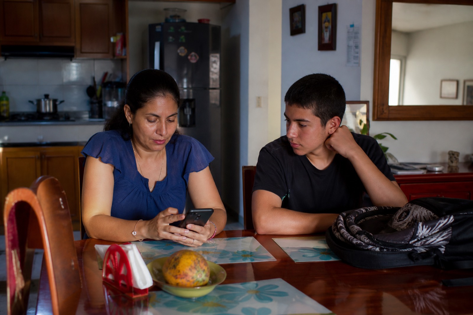 Familia consultando el proceso académico